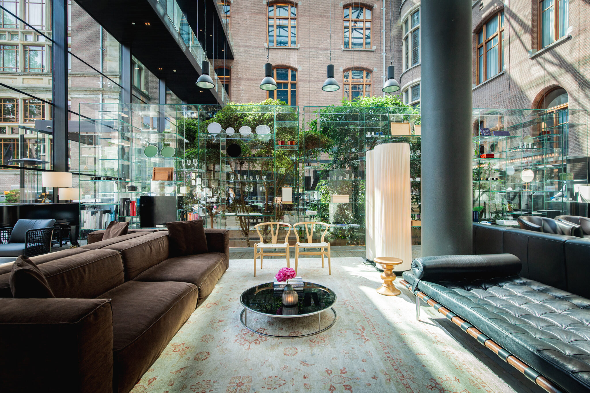 Modern hotelatrium met glas en comfortabele zitplaatsen