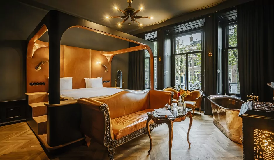 Hotelsuite met warme materialen en uitzicht