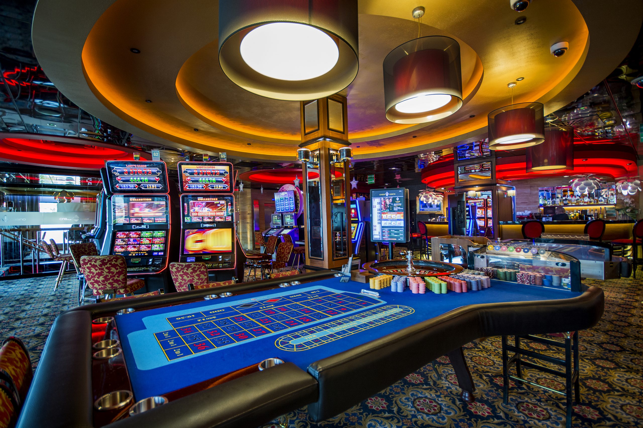Casinozaal met blauwe speeltafel