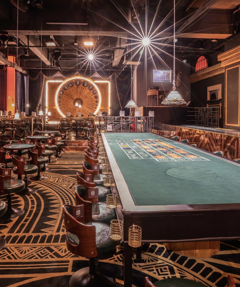 Ruime casinozaal met speeltafel