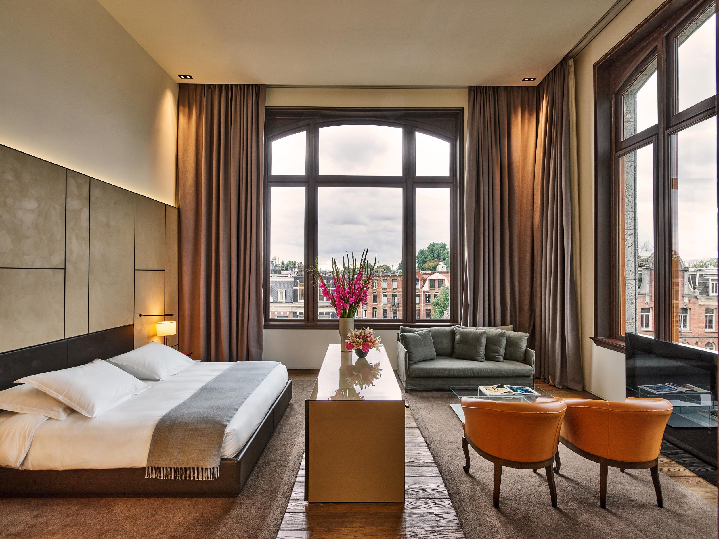 Luxe hotelsuite met uitzicht op Amsterdam
