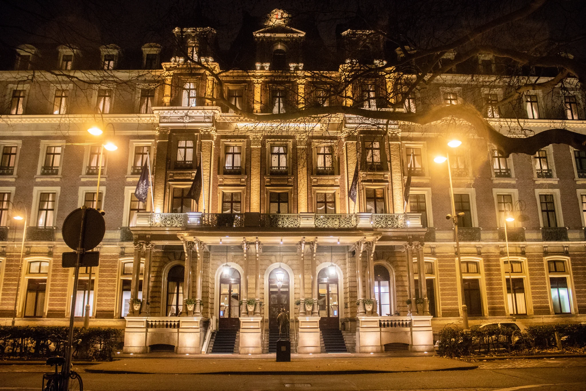 Verlicht luxe hotel aan het water in de avond