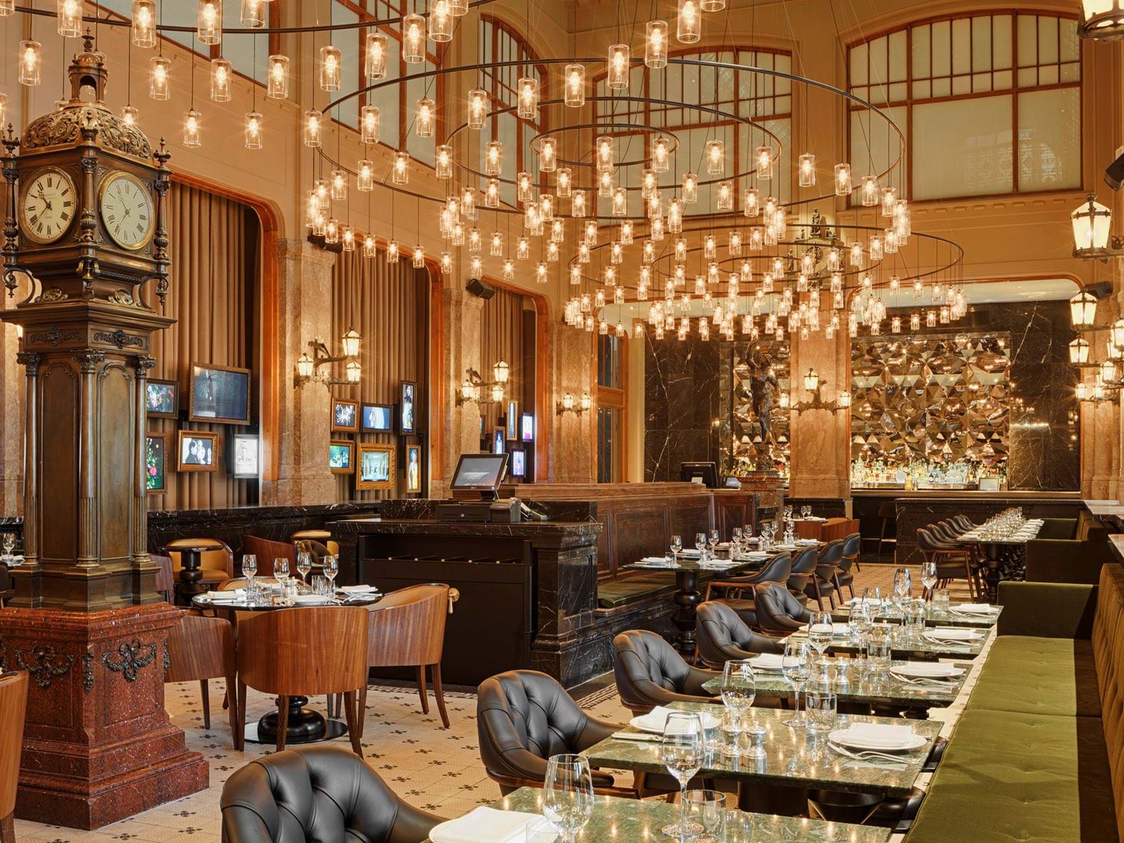 Elegant restaurant met bijzondere verlichting