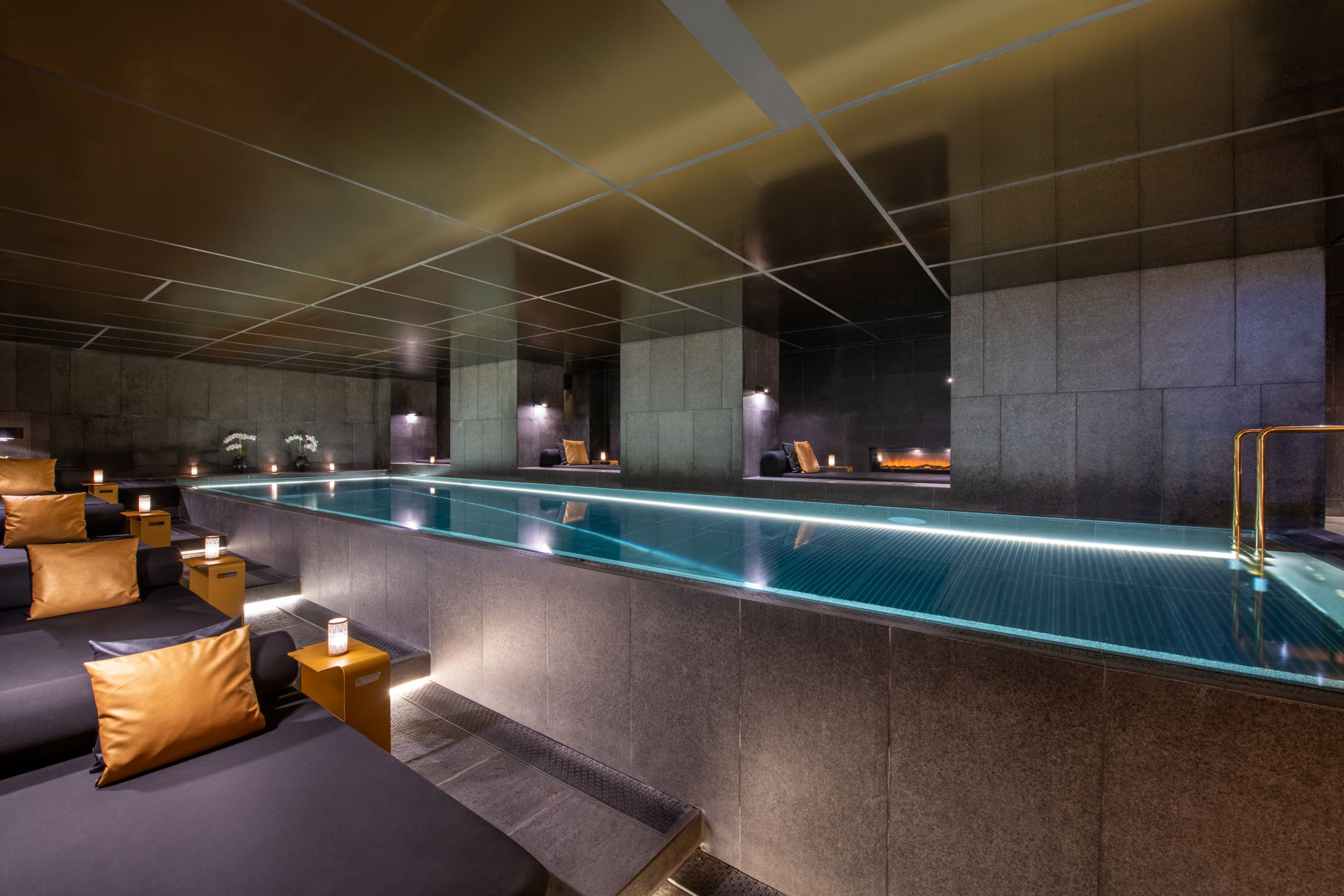 Donkere luxe wellnessruimte met binnenzwembad