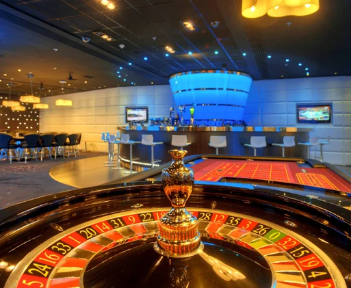 Roulettewiel in moderne casino lounge